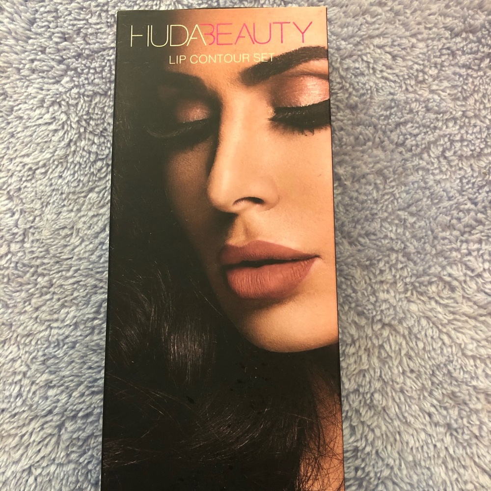 HUDA beauty lip contour set